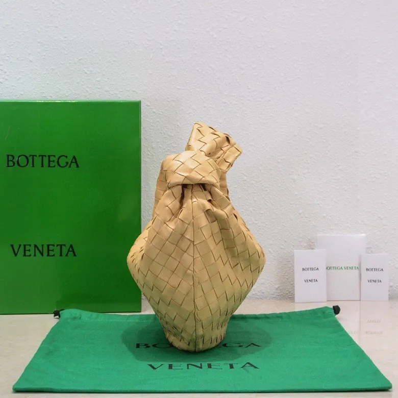 Batch 1460 BV Bottega Veneta 2022 Early Spring New Ladies Medium JODIE Handbag BV Bag 🔥The new method is to round the corners on the original basis and knot the round hobo bag with classic woven leather. The most iconic triangular pull-out design, using sheepskin draped soft shape, is super suitable for concave shapes~ Jodie feels really gentle to people, and is definitely the best item for daily matching. It has the same weave, new elements and twists, and is versatile. It is the new favorite of street style Internet celebrities! Size: 36*21*13 Model: 6697